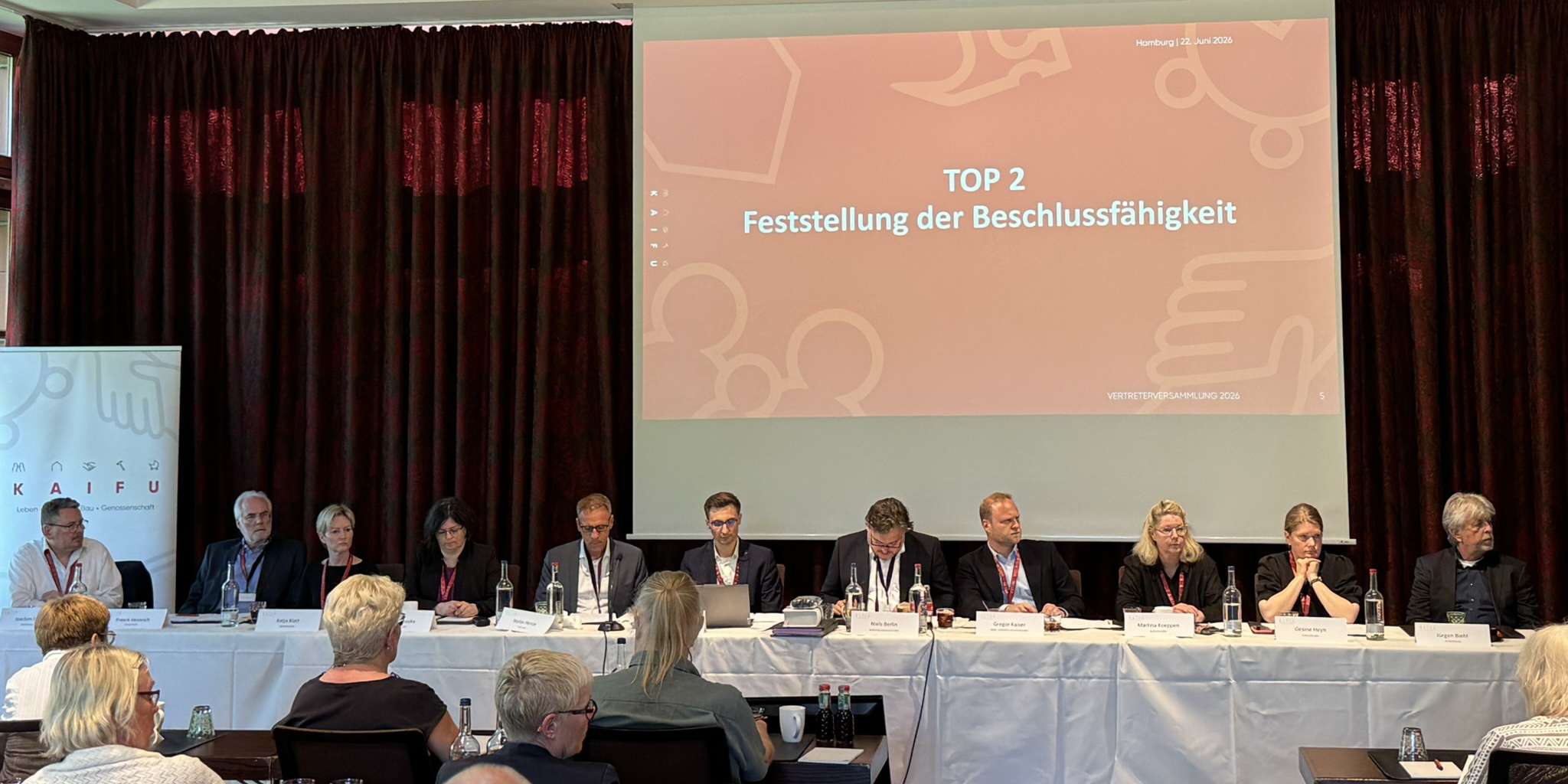 Vorstand und Aufsichtsrat bei der Vertreterversammlung auf dem Podium