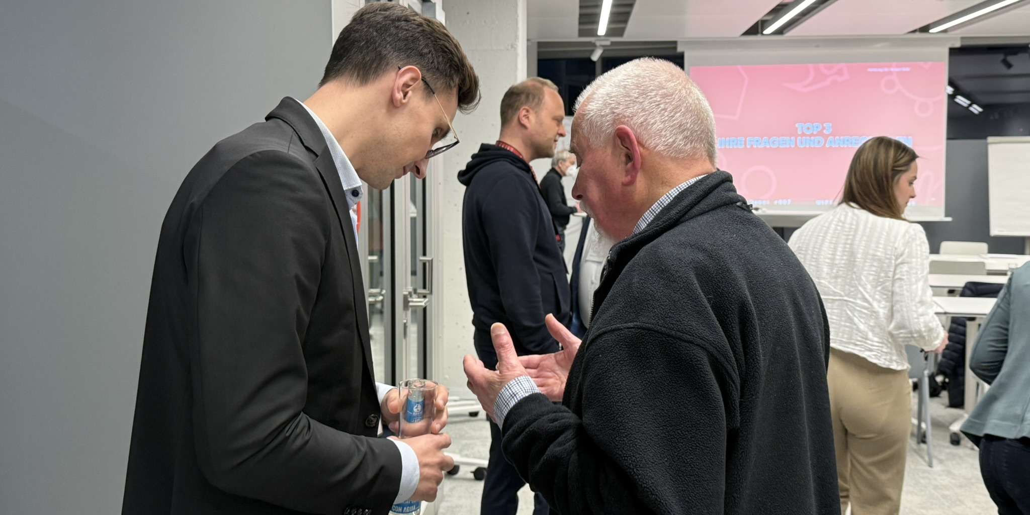 Ein Mitglied im Gespräch mit Eric Yeung-Schüürmann