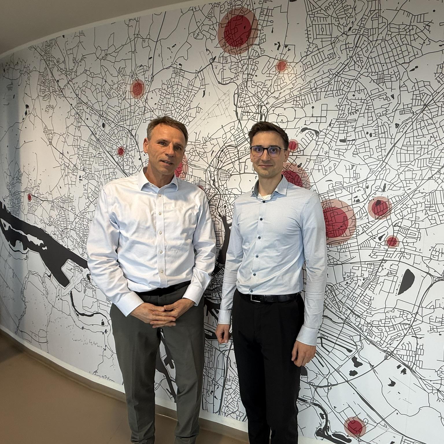 Die beiden Vorstände vor der Wohnungsbestandskarte